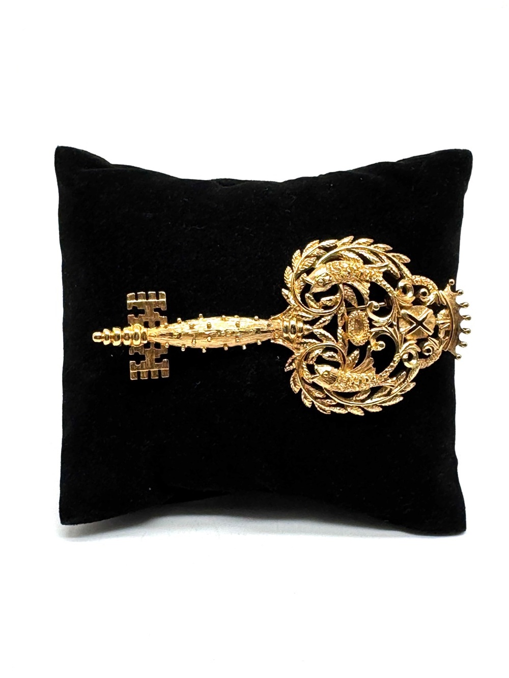 RARE Vintage Monet Goldtone Filigree Skeleton Key Converter Brooch Pendant